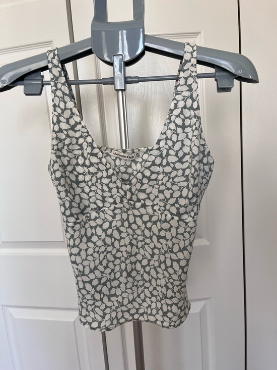 Abercrombie & Fitch Tops - Abercrombie & Fitch Cream and Gray Floral Tank